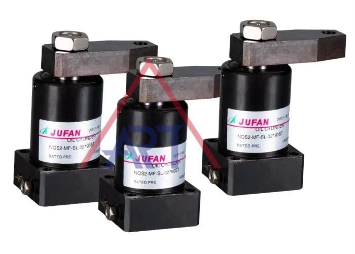 Pivotez et maintenez le cylindre hydraulique avec 90° et les angles 180° pour placer et maintenir avec la bride et le boulon attachés